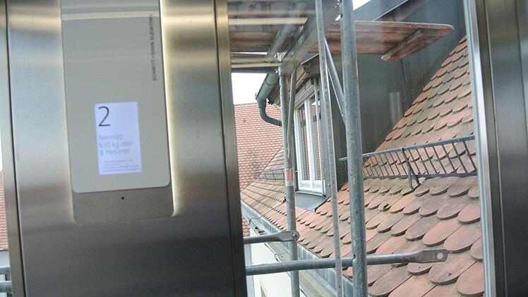 Auf Augenhöhe mit den Gauben des Rathaussaales hält der Aufzug (nur zu Sitzungszeiten oder bei Trauungen) oben im zweiten Stock.