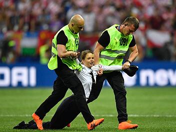 Die Fußball-WM war für Russland eine ausgesprochen gute PR-Veranstaltung. Probleme aber werden bleiben - beispielsweise illegale Festnahmen und Repressalien gegen Regimegegner, auf die "Pussy Riot"-Flitzer beim Finale hinweisen wollten. Foto: Martin Meissner/AP/dpa