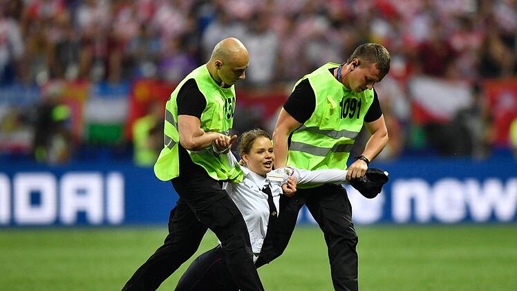 Die Fußball-WM war für Russland eine ausgesprochen gute PR-Veranstaltung. Probleme aber werden bleiben - beispielsweise illegale Festnahmen und Repressalien gegen Regimegegner, auf die "Pussy Riot"-Flitzer beim Finale hinweisen wollten. Foto: Martin Meissner/AP/dpa