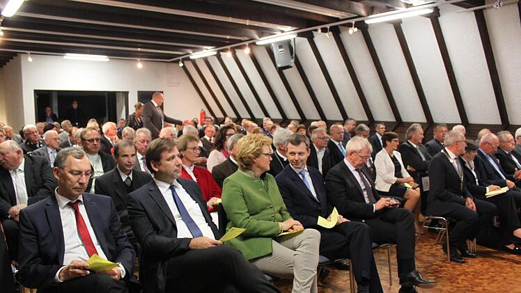 Die geladenen Gäste in der Oertelscheune Foto: Carmen Schwind