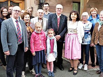 Dietrich Eschenbacher (Mitte) mit seine Ehefrau Inge (rechts daneben) im Kreis seiner Familie und weitere Geburtstagsgäste. Foto: Werner Reißaus