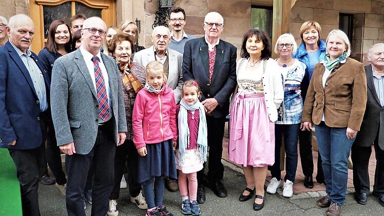 Dietrich Eschenbacher (Mitte) mit seine Ehefrau Inge (rechts daneben) im Kreis seiner Familie und weitere Geburtstagsgäste. Foto: Werner Reißaus