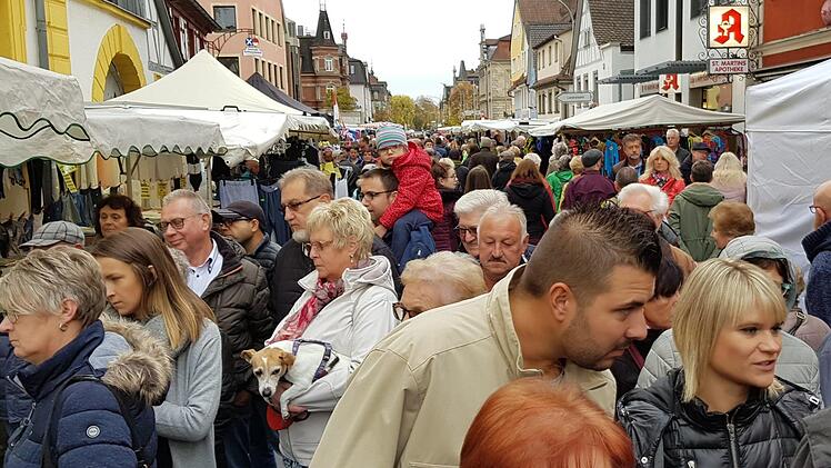 Kaum ein Durchkommen war gestern Nachmittag in der Nürnberger Straße. Foto: Ekkehard Roepert