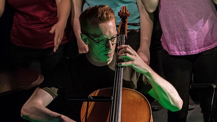Mitreißendes Jubiläums- und Abschiedskonzert: Unter Leitung seines scheidenden Dirigenten Moritz Metzner begeisterte der Coburger Hochschulchor "Die Klangfänger" im ausverkauften Landestheater.Foto: Jochen Berger