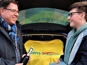 Die Kulmbacher FDP lieferte zum digitalen Aschermittwoch kostenfrei Fisch und Bier ins Haus. Bezirksrat Thomas Nagel war mit seinem Sohn Markus als Lieferant unterwegs.