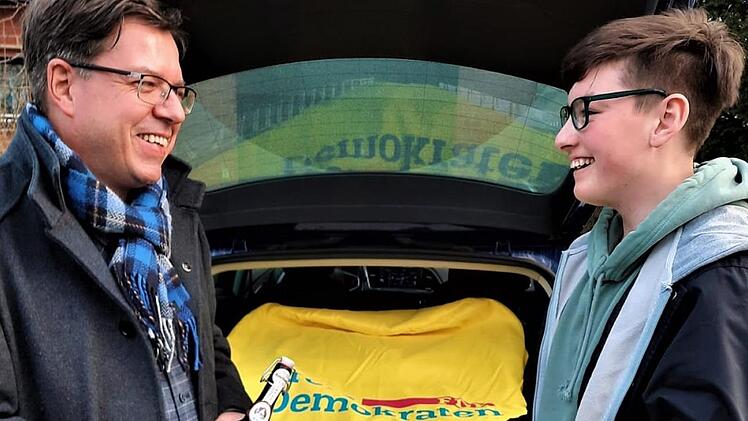 Die Kulmbacher FDP lieferte zum digitalen Aschermittwoch kostenfrei Fisch und Bier ins Haus. Bezirksrat Thomas Nagel war mit seinem Sohn Markus als Lieferant unterwegs.