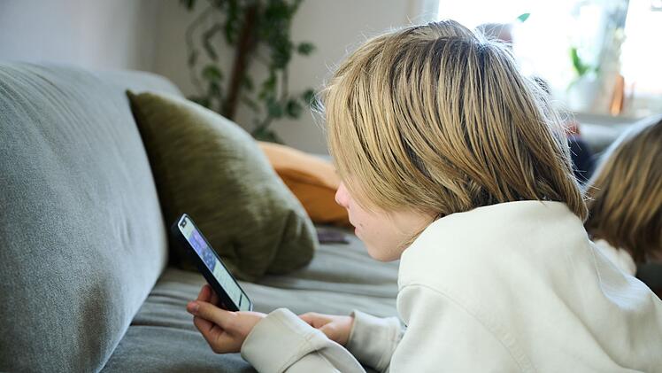 Symbolbild - Smartphone-Nutzung bei Kindern