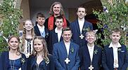 Die Konfirmanden mit Pfarrer Daniel Steffen Schwarz nach dem Festgottesdienst vor der St. &Auml;gidius-Kirche.