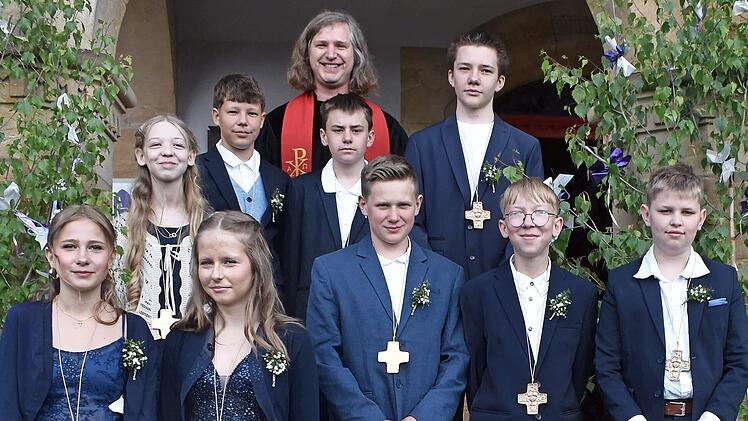 Die Konfirmanden mit Pfarrer Daniel Steffen Schwarz nach dem Festgottesdienst vor der St. &Auml;gidius-Kirche.
