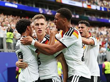 Jubelnde Deutschland-Stars beim Spiel gegen Cura&ccedil;ao. F&uuml;r die meisten Fans ist ein Stadion-Besuch bei der WM kaum erschwinglich.