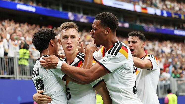 Jubelnde Deutschland-Stars beim Spiel gegen Cura&ccedil;ao. F&uuml;r die meisten Fans ist ein Stadion-Besuch bei der WM kaum erschwinglich.
