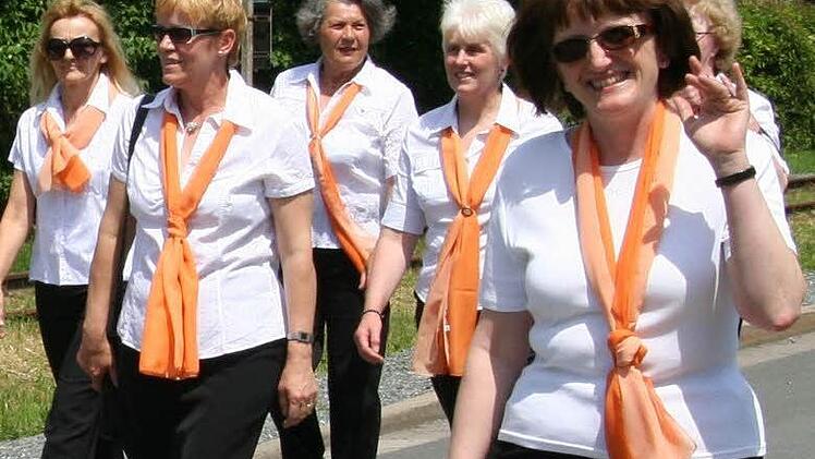 Nicht nur der Gesang gehört zum Chor, auch die Teilnahme an Umzügen und Kirchenparaden sind ein Bestandteil des Vereinslebens. Auch Anita Rüger (rechts vorne) war stets bei diesen Anlässen dabei. Zweite von links ist Claudia Völk.  Fotos:  Susanne Deuerling
