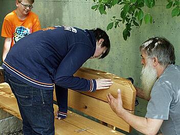 Schüler der Mittelschule in Ebern bauten mit fachmännischer Unterstützung durch einen Schreiner eine Holzbank aus Eiche für den Pausenhof.  Foto:  privat