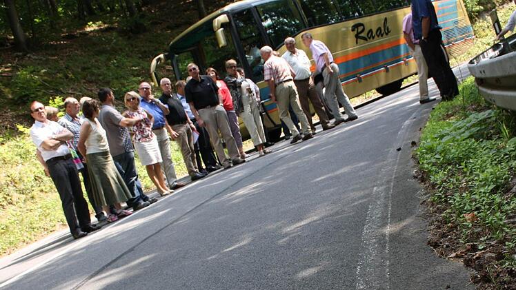 An der Abtswinder Steige droht die Böschung abzurutschen - und mit ihr die Straße.