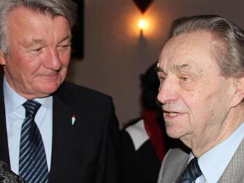 BLLV-Präsident Klaus Wenzel (links) stellte die Leistungen Siegfried Habermanns heraus. Foto: Rainer Glissnik