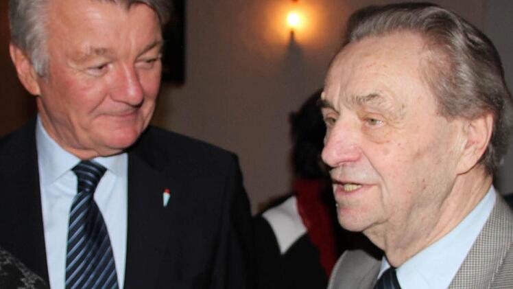 BLLV-Präsident Klaus Wenzel (links) stellte die Leistungen Siegfried Habermanns heraus. Foto: Rainer Glissnik