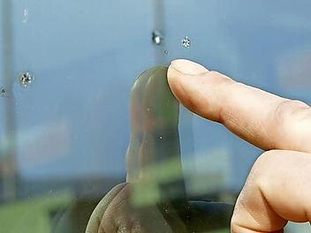 Viele kleine Steinschläge bekam der Eltmanner Bauausschuss an der Glasfassade der Eltmanner Mensa zu sehen - verursacht von gekicktem Fallschutzkies aus der benachbarten Spielfläche.  Foto: Sabine Weinbeer