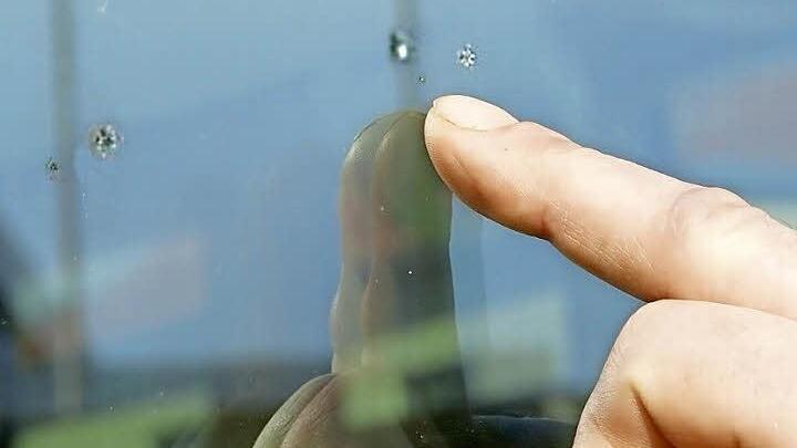 Viele kleine Steinschläge bekam der Eltmanner Bauausschuss an der Glasfassade der Eltmanner Mensa zu sehen - verursacht von gekicktem Fallschutzkies aus der benachbarten Spielfläche.  Foto: Sabine Weinbeer