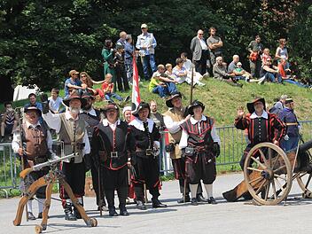 Die Artillerie der "Cronacher Ausschuss Compagnie" auf dem Exerzierplatz des Heeresgeschichtlichen Museums Wien.  Foto: privat