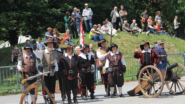 Die Artillerie der "Cronacher Ausschuss Compagnie" auf dem Exerzierplatz des Heeresgeschichtlichen Museums Wien.  Foto: privat