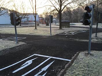 Noch ist es zu kalt für das Radfahrtraining. Doch bald sollen die heimischen Schüler wieder für den Straßenverkehr fit gemacht werden. Zur Ausbildung sind Verkehrsübungsplätze wie der Wallenfelser (im Bild) wichtig. Foto: Alexander Löffler