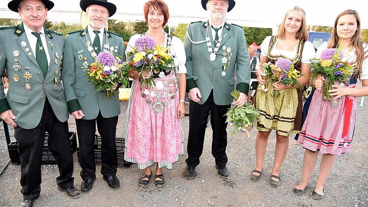 Beim Schützenfest wurden Könige und Ritter gekürt und Pokale an die Mitglieder vergeben (von links): Joachim Welsch, Ulrich Hofmann, Maria Lessig, Matthias Wolniczak, Gina-Maria Lessig und Lena Bätz. Foto: Gabi Arnold