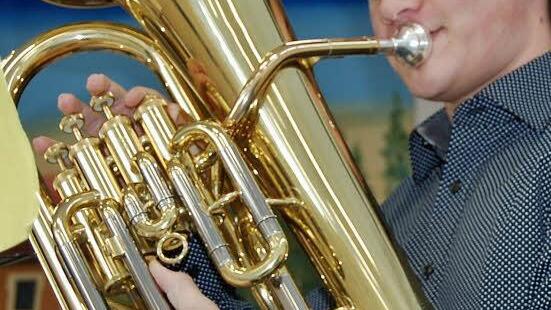 Felix Metz aus Großenbrach bedankte sich für seine Auszeichnung mit einem Ständchen auf dem Euphonium.