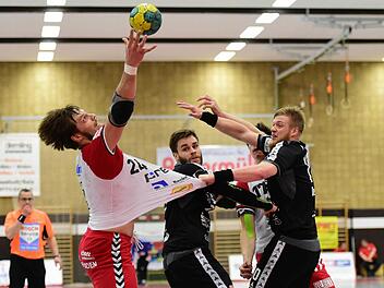 Handballspieler müssen zupacken können. HSC-Kreisläufer Franziskus Gerr (links) greift sich den Ball, Tjark Desler (rechts) vom HC Elbflorenz Gerrs Trikot. Foto: Anand Anders