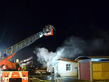 Abendlicher Einsatz: Zehn verschiedene Feuerwehren waren nach Steinach geeilt, um den Brand im ältesten Teil des Gebäudetrakts der Firma "Hein" unter Kontrolle zu bekommen. Fotos: Stefan Wicklein