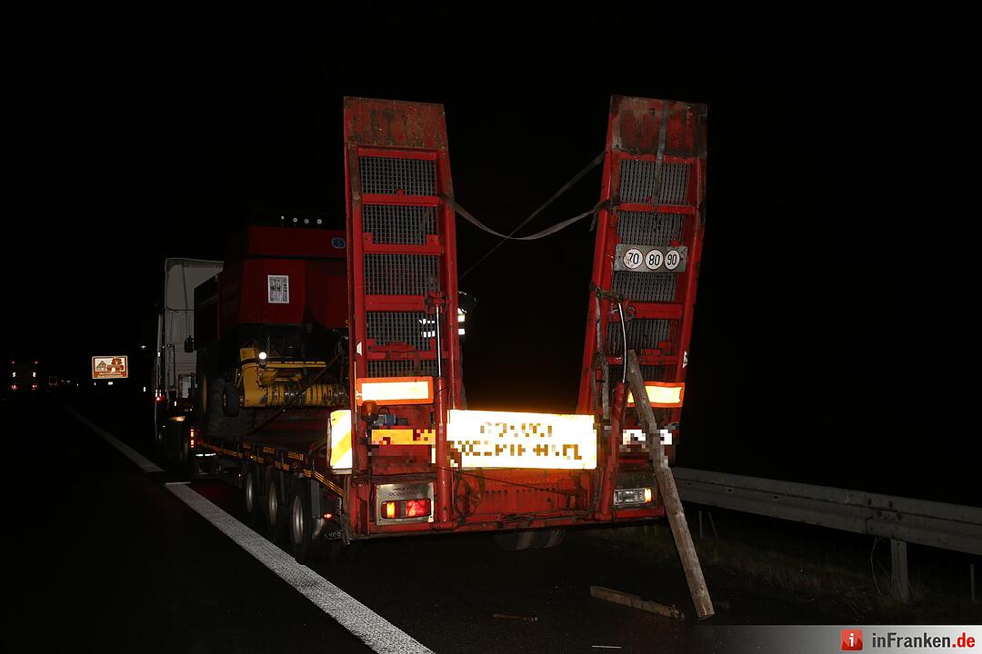 A9 bei Hof: Schwertransporter fährt gegen Pannen-Lkw
