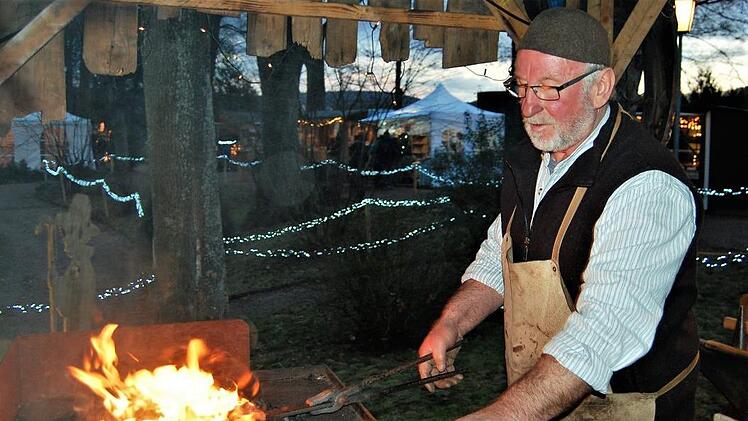 Dorfschmied Georg Oswald aus Wollbach präsentiert vor der Museumsscheune sein feuriges Handwerk. Foto: Sigismund von Dobschütz