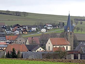 Der spätgotische Kirchturm der katholischen Pfarrkirche St. Martin in Döringstadt wird auf das Jahr 1412 datiert. Foto: Andreas Welz