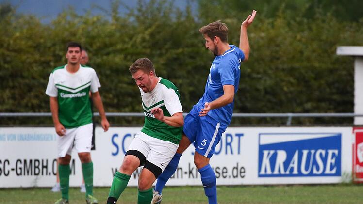 Der Lichtenfelser Sebastian Thyroff (blau) gegen ChristianWachter. Foto: Heinrich Wei&szlig;