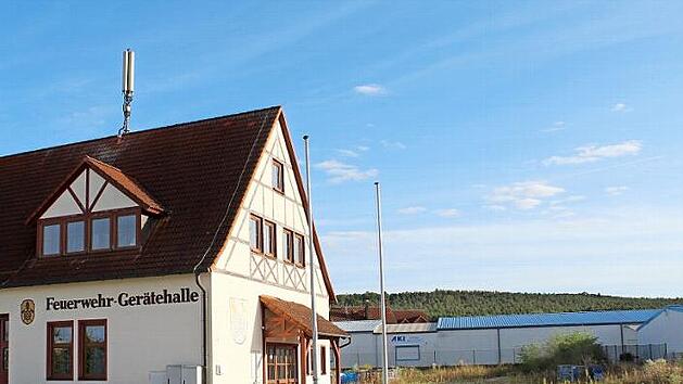 Auf dem freien Grundst&uuml;ck rechts soll das Feuerwehrger&auml;tehaus von Pettstadt einen Anbau erhalten. Es wird mit&nbsp; Kosten von 1,2 Millionen Euro gerechnet. Foto: &nbsp;Werner Baier
