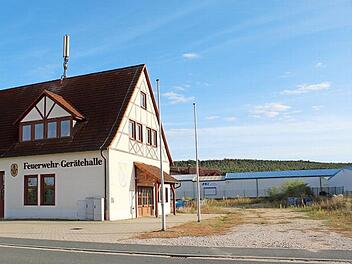 Auf dem freien Grundst&uuml;ck rechts soll das Feuerwehrger&auml;tehaus von Pettstadt einen Anbau erhalten. Es wird mit&nbsp; Kosten von 1,2 Millionen Euro gerechnet. Foto: &nbsp;Werner Baier