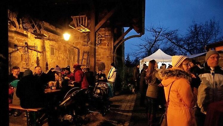 Einen B&uuml;rgerpunsch gab es im Hof des Heimatmuseums.