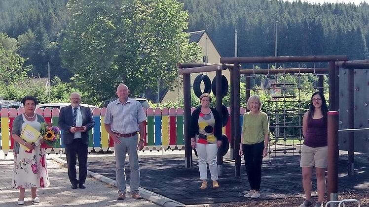 Die Grundschule Tettau freut sich über neue Spielgeräte, Sitzgelegenheiten und einen neuen Zaun. Im Bild Schulleiterin Birgid Weiß (Zweite von rechts) mit den Sponsoren (von links) Marietta Rösler (Rösler CeramTec) und Lorenz Büttner (VR-Bank), Bürgermeister Peter Ebertsch sowie die Elternbeirätinnen Giulia Enders und Dunja Krautwurst.