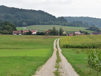 Der Schotterweg wird ausgebaut, die Trasse wird ungefähr 35 Meter von den Häusern entfernt verlaufen. Foto: Petra Malbrich