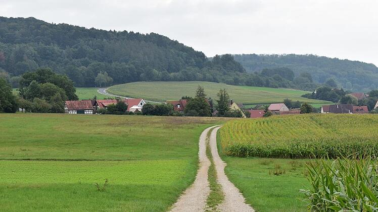 Der Schotterweg wird ausgebaut, die Trasse wird ungefähr 35 Meter von den Häusern entfernt verlaufen. Foto: Petra Malbrich