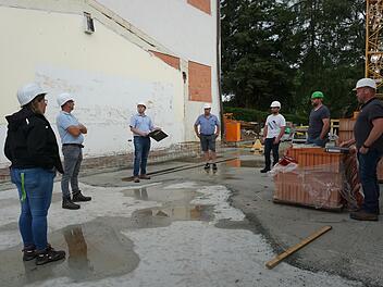 Die Mitglieder des Bauausschuss Zeitlofs besichtigen die Baustelle der  Grundschule Zeitlofs. Foto: Marion Eckert