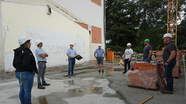 Die Mitglieder des Bauausschuss Zeitlofs besichtigen die Baustelle der  Grundschule Zeitlofs. Foto: Marion Eckert