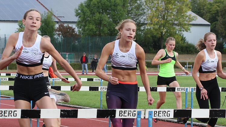 Antonia Haas (Bildmitte) vom TSV Oberthulba gewann den Vierkampf der Jugend U14. Sie wird eingerahmt von ihren Teamgefährtinnen Maris Amthor (links) und Katharina Haas (rechts).