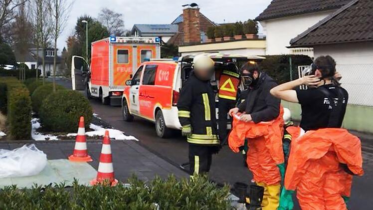 Energiemanager Dr. Bernhard Günther wurde auf seiner Joggingrunde im März 2018 mit konzentrierter Schwefelsäure angegriffen. Feuerwehrleute in Schutzkleidung und mit Gasmasken unterstützen die Rettungsmaßnahmen.