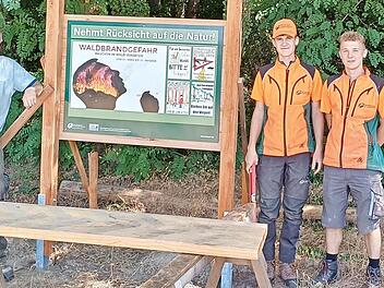 Forstwirtschaftsmeister Michael Fuchs mit den beiden Auszubildenden Noah Kulpa und Niklas Lerch beim Aufbau der Hinweistafeln.