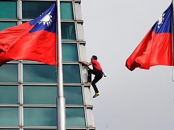 Freeclimber Honnold klettert auf Wolkenkratzer