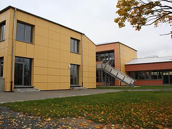 Die Uehlfelder Grund- und Mittelschule hat eine neue Fassade bekommen.  Foto: Sonja Werner