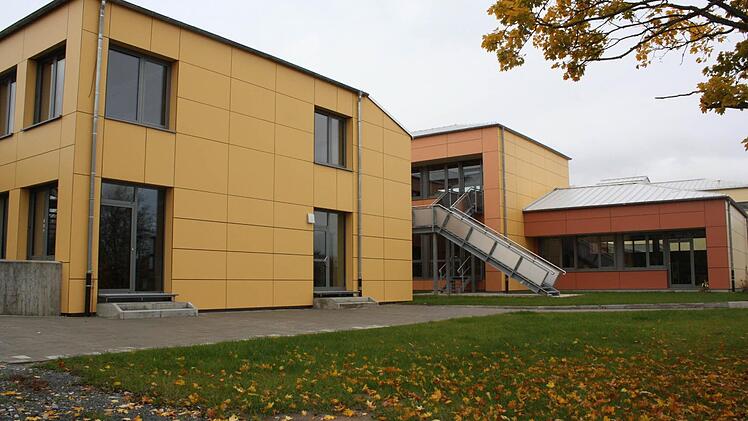 Die Uehlfelder Grund- und Mittelschule hat eine neue Fassade bekommen.  Foto: Sonja Werner