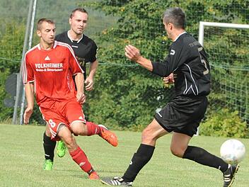Der TSV Oberthulba muss in Rödelmaier besonders auf den bisher sechs Mal erfolgreichen Torschützen Sergej Schmidt (links) aufpassen - hier im Hinspiel gegen die TSVler Stefan Muth (hinten) und Oliver Hofmann (rechts). Foto: Hopf