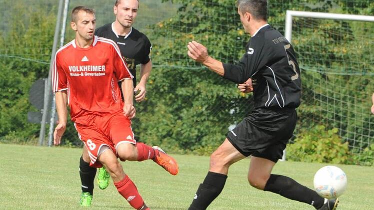 Der TSV Oberthulba muss in Rödelmaier besonders auf den bisher sechs Mal erfolgreichen Torschützen Sergej Schmidt (links) aufpassen - hier im Hinspiel gegen die TSVler Stefan Muth (hinten) und Oliver Hofmann (rechts). Foto: Hopf