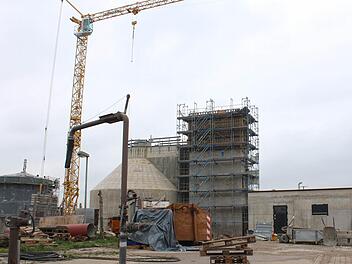 Neu gebaut werden auf dem Gelände der Höchstadter Kläranlage unter anderem Gasspeicher, Faulturm und Maschinenhaus (von links). Foto: Andreas Dorsch